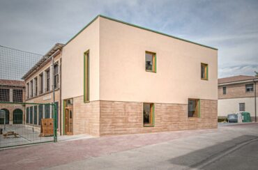 CÁRCAR INAUGURA UNA ESCUELA INFANTIL SOSTENIBLE CONSTRUIDA CON TIERRA, CAL Y MADERA