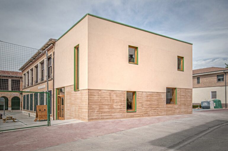 CÁRCAR INAUGURA UNA ESCUELA INFANTIL SOSTENIBLE CONSTRUIDA CON TIERRA, CAL Y MADERA