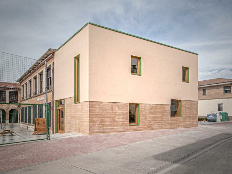 CÁRCAR INAUGURA UNA ESCUELA INFANTIL SOSTENIBLE CONSTRUIDA CON TIERRA, CAL Y MADERA